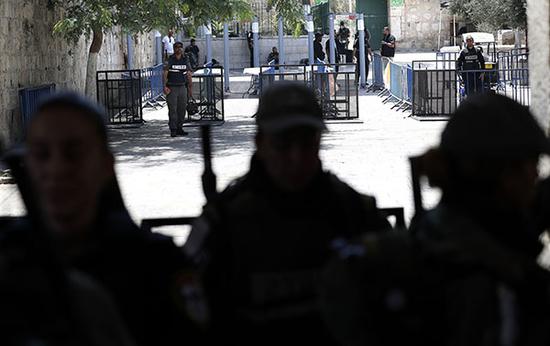 当地时间7月18日，耶路撒冷，以色列安全部队在阿克萨清真寺外驻守。  视觉中国 图