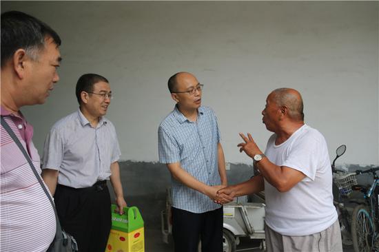 藁城法院院领导冒雨送温暖 慰问退休老党员|慰