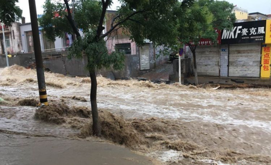 实拍:陕西榆林遭暴雨袭击 城区多处路段内涝