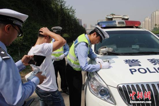 资料图：交警查违章。张一辰 摄