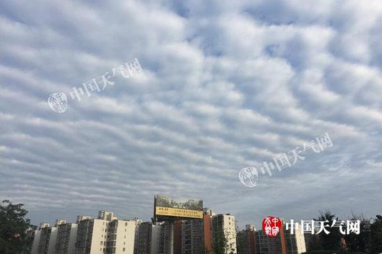 今天早晨,北京顺义区后沙峪附近出现“鱼鳞云”。(图/关禺)