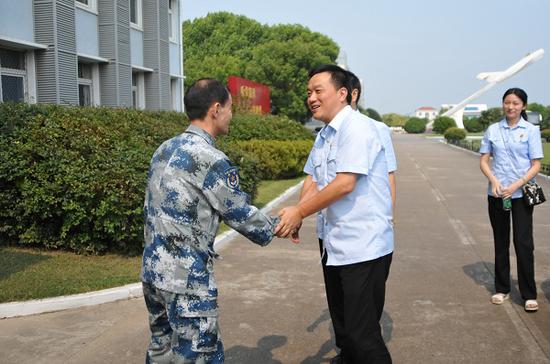 芜湖中院领导班子成员走访慰问驻芜部队|慰问