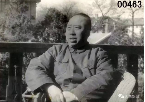 1959年10月，共和国华诞十周年，五十五岁的滕代远，照于北京住宅楼阳台上