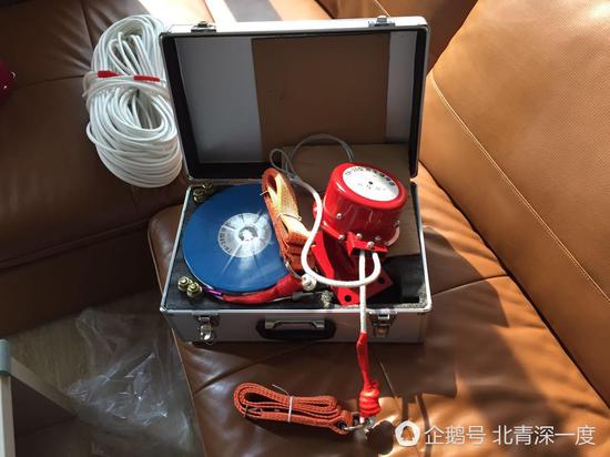 事发后,朱庆丰买来各种消防器具进行研究 摄/杨宝璐