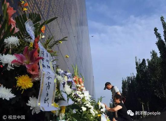 7月28日，唐山地震遗址纪念公园的罹难者纪念墙前，前来祭奠罹难亲人的民众络绎不绝。