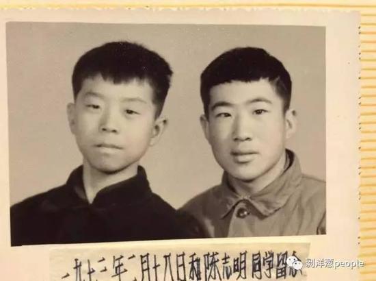 高满福19岁的发小陈志明（左一）在地震中遇难。