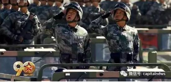 李宗利少将（左）