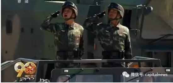 张明国少将（左）