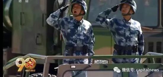 刘明豹少将（左）