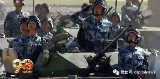 孙向东少将（右二）