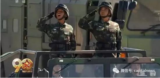 兰吉银少将（左）