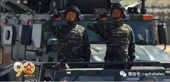 徐平少将（左）