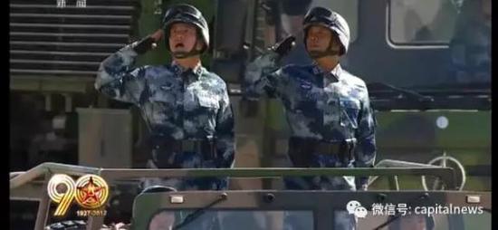 孟宪章少将（左）