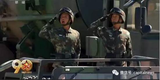 潘吉慧少将（左）