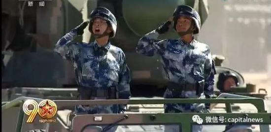 董玉江少将（左）