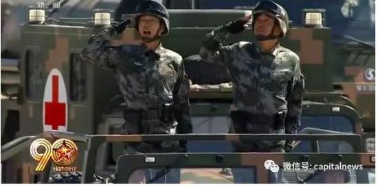 殷志红少将（左）
