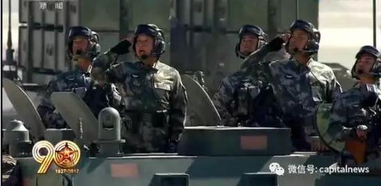 黄桃益少将（左二）
