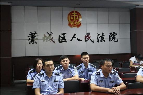 藁城法院警察观看做合格司法警察演讲|司法警