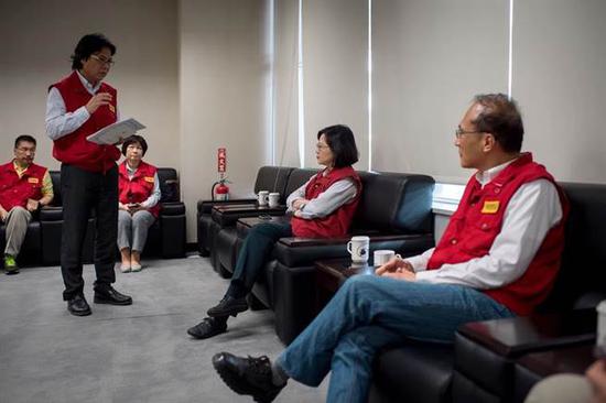图为台湾地区领导人蔡英文与“行政院长”林全一起到灾害应变中心听取简报。（图片来源：蔡英文Facebook）