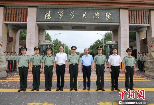 8月1日，在中国人民解放军建军90周年纪念日，陆军步兵学院成立挂牌仪式在“英雄城”南昌举行。　钟欣　摄