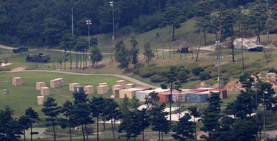7月28日下午，驻韩美军“萨德”基地上摆放着各种美军装备。（图片来源： 韩联社）