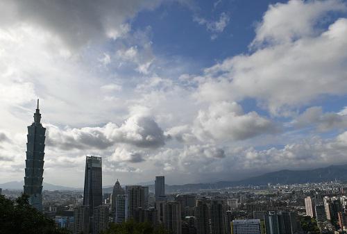 台风“纳沙”将来袭。从台北象山拍摄的台北市上空的云层（7月28日摄）。 新华社记者 周密 摄