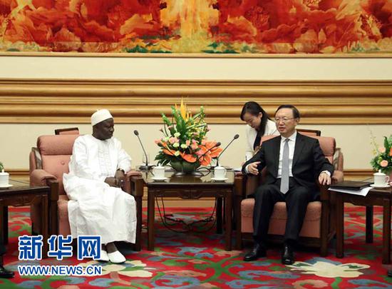 8月1日，国务委员杨洁篪在北京会见来华访问的冈比亚外长达博。新华社记者刘卫兵摄