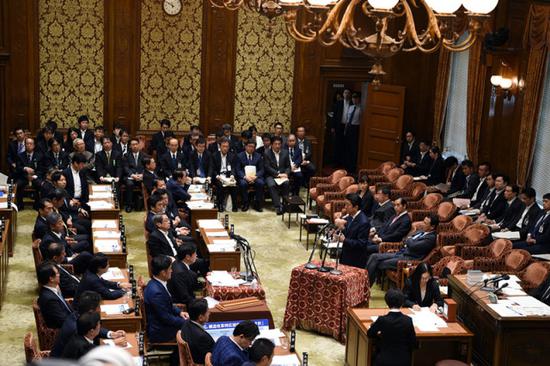 7月24日，在日本东京，日首相安倍晋三（中）在日本国会众议院接受质询。 新华社记者马平摄