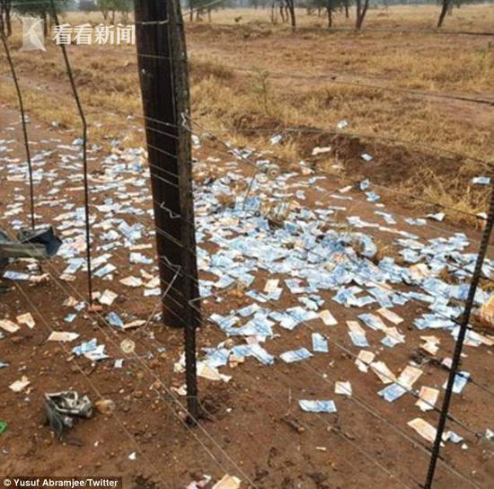 南非劫匪炸毁武装运钞车 大量现金从天而降
