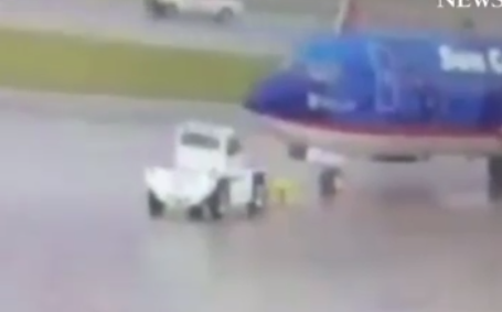 监拍：祸从天降！佛罗里达机场一工作人员被闪电击中