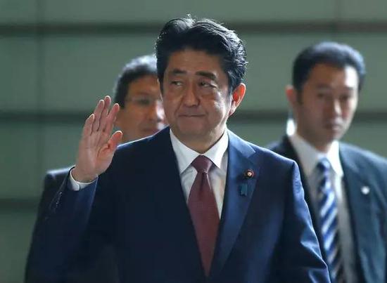 日本首相安倍晋三8月3日抵达位于东京的首相官邸。路透社