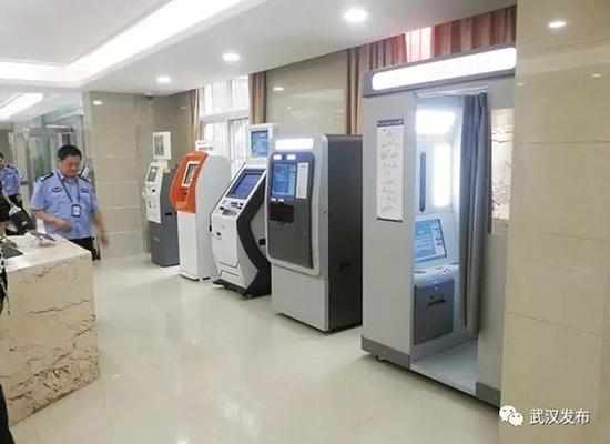 积玉桥派出所一楼大厅新增的身份证自助申请终端（右一）。 本文图均为 微信民众号：武汉公布 图
