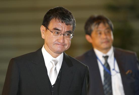 8月3日，在日本东京，新任外务大臣河野太郎抵达首相官邸。（新华/美联）