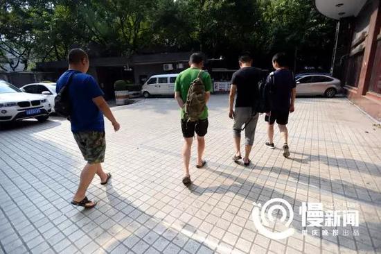 ▲四小我私家出去后就会散进人群