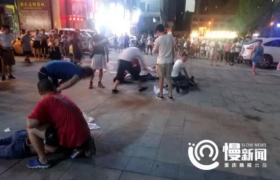 ▲便衣民警现场抓捕犯罪嫌疑人