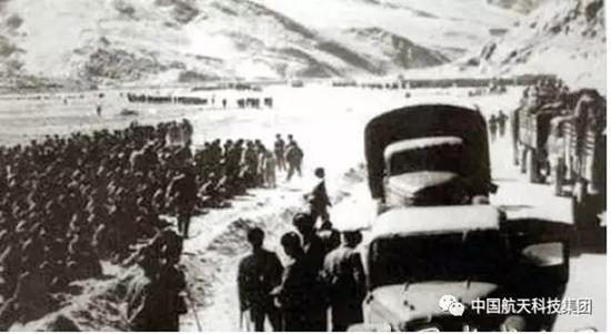 1962年解放军进藏途中。