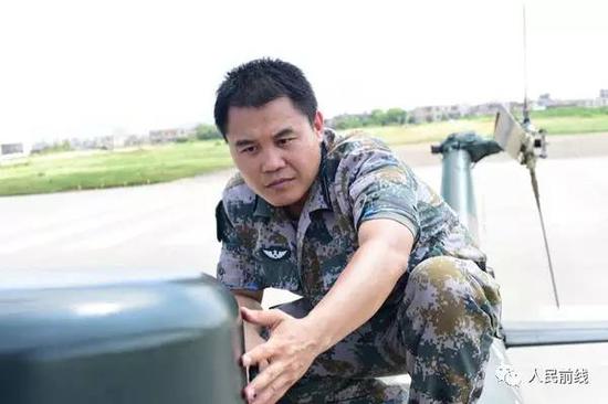  吕永鹏在检查飞机。 本文图均为 微信民众号：人民前线 图