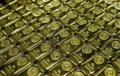 资料图片：南非杰米斯顿一家炼金厂的金条。新华社发