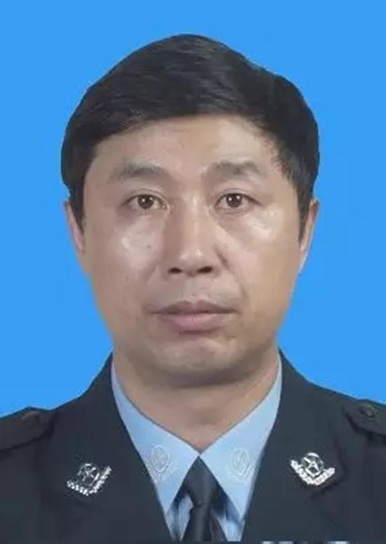 辽宁大石桥市建一镇派出所长陈世明。 本文图均为 微信民众号：陈世明 王大伟警民合成作战室 图