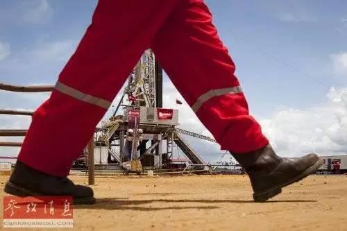 资料图片：一名石油工人经过委内瑞拉国家石油公司莫里查尔工厂的油井钻机。