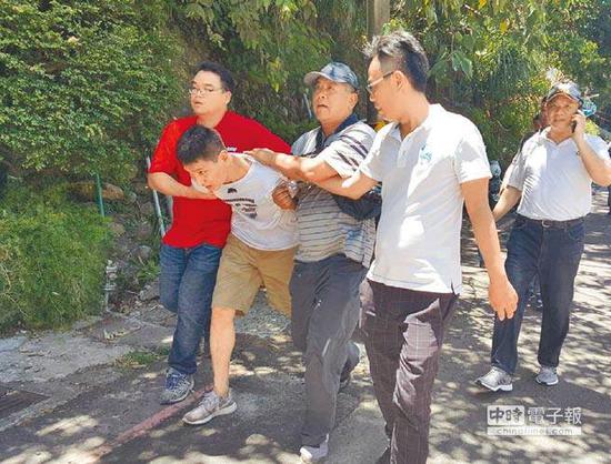 韩国籍嫌犯被台湾警方逮捕(图片来源：“中时电子报”)