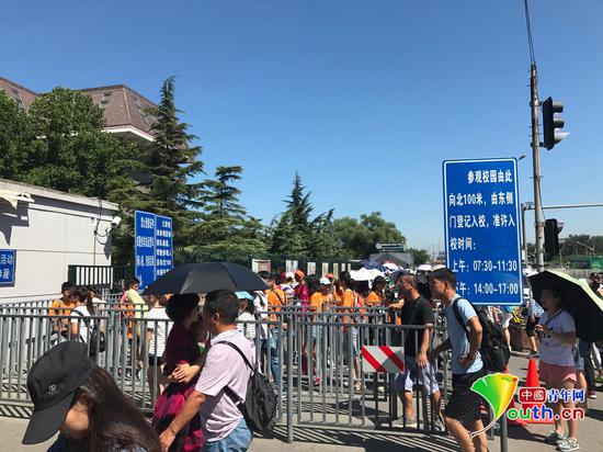 北大东门的旅行团。中国青年网记者张瑞宇摄。