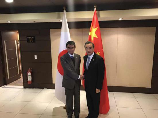 王毅会见日本外相