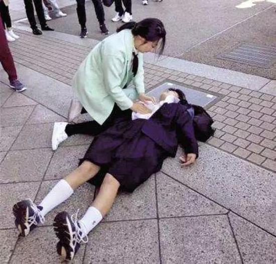 媒体:一个不当敬礼告诉你“海外”不是“法外”