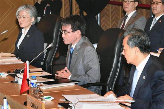 出席东盟峰会的中日韩三国外长王毅（前右）、河野太郎（前中）、康京和（前左）