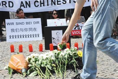 当地时间2016年6月5日，德国柏林，约200名华人自发在柏林标志性建筑勃兰登堡门前举行集会，沉痛悼念不幸遇害的中国籍留学生李洋洁。图/视觉中国