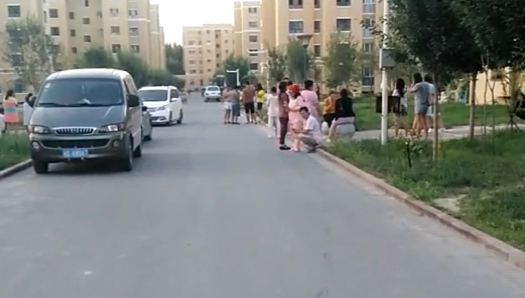 新疆精河县发生6.6级地震 居民跑到户外避险