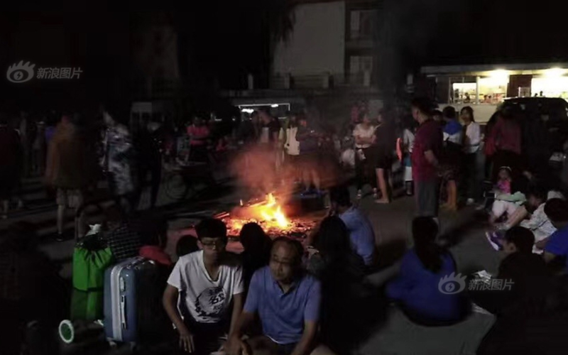 九寨沟地震：游客生篝火取暖