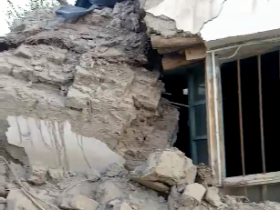 实拍：新疆精河县地震 沙山子镇有民房倒塌