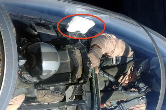 王立桢以这张F-15D的照片为例，显示美国空军飞行员也会在座舱里携带私人物品。（图片来源：中时电子报）